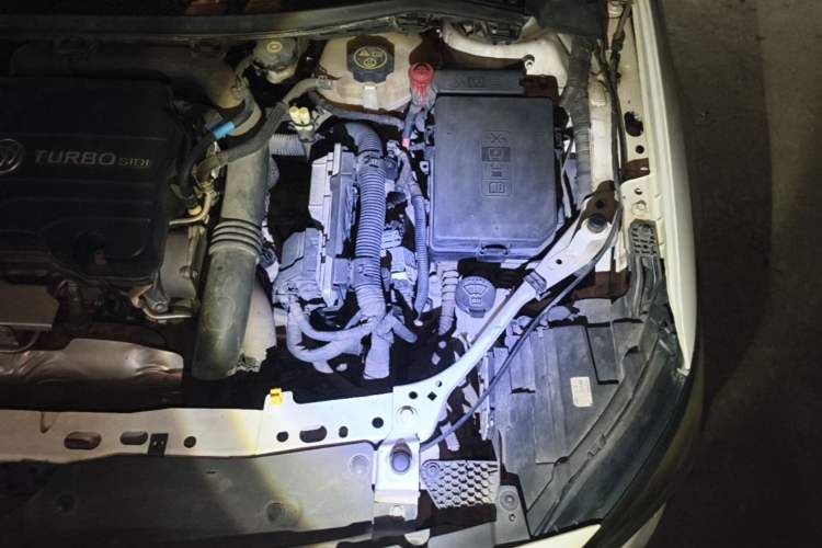 Used Buick Verano 2018 Sedan 20T Dual-Clutch Elite Model Engine Bay Left