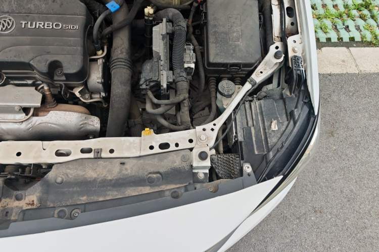 Used Buick Verano 2018 Sedan 20T Dual-Clutch Leading Model Engine Bay Left