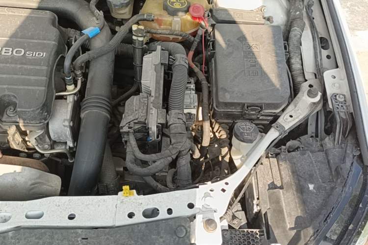 Used Buick Verano 2018 Sedan 20T Dual-Clutch Leading Model Engine Bay Left