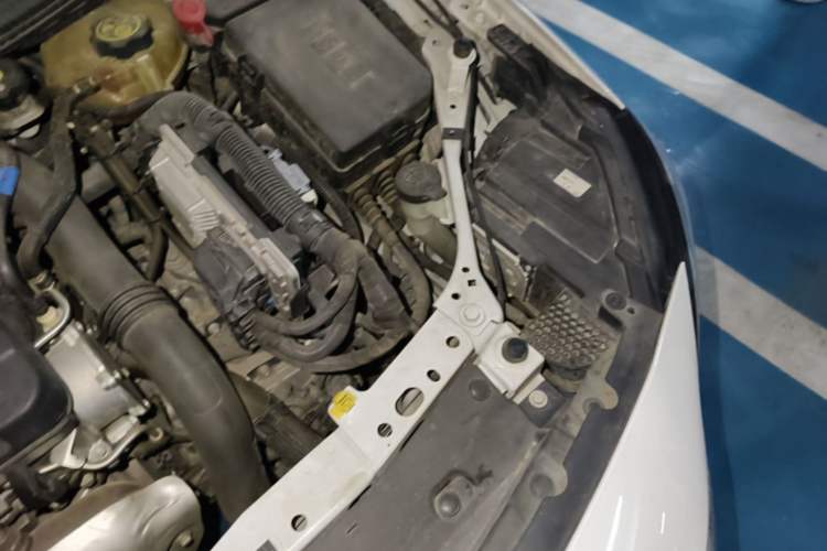 Used Buick Verano 2018 Sedan 20T Dual-Clutch Leading Model Engine Bay Left