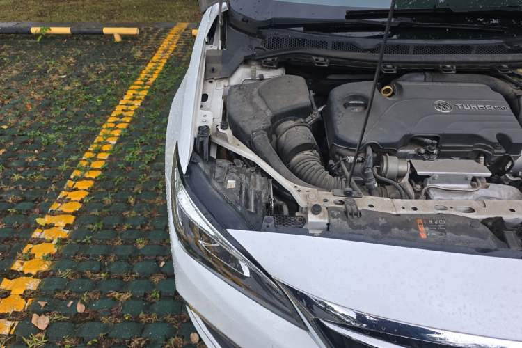 Used Buick Verano 2018 Sedan 20T Dual-Clutch Elite Model Engine Bay Right