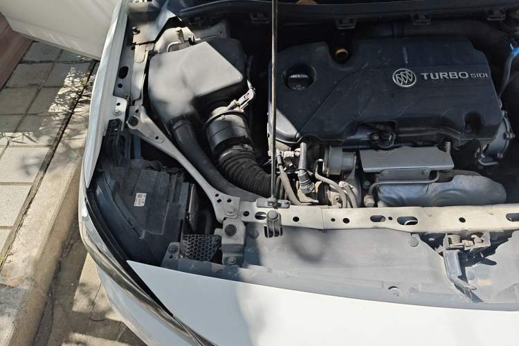 Used Buick Verano 2018 Sedan 20T Dual-Clutch Leading Model Engine Bay Right
