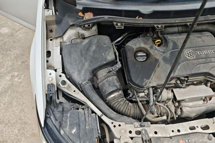 Used Buick Verano 2018 Sedan 20T Dual-Clutch Leading Model Engine Bay Right
