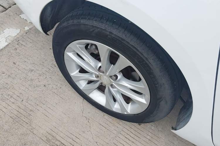 Used Buick Verano 2018 Sedan 20T Dual-Clutch Elite Model Exterior 5