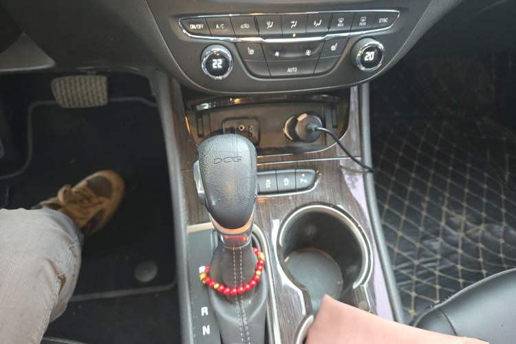 Used Buick Verano 2018 Sedan 20T Dual-Clutch Elite Model Gear Lever