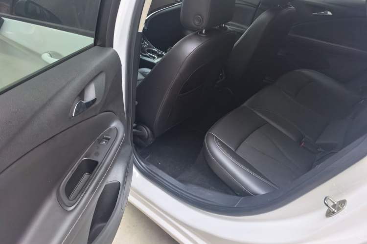 Used Buick Verano 2018 Sedan 20T Dual-Clutch Leading Model Interior 2