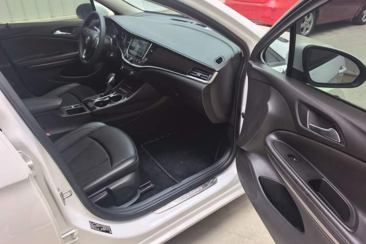 Used Buick Verano 2018 Sedan 20T Dual-Clutch Leading Model Interior 3
