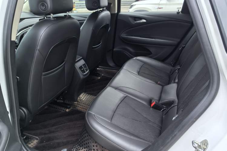 Used Buick Verano 2018 Sedan 20T Dual-Clutch Leading Model Interior 3
