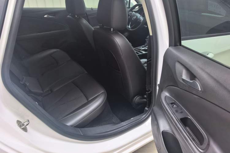 Used Buick Verano 2018 Sedan 20T Dual-Clutch Leading Model Interior 4