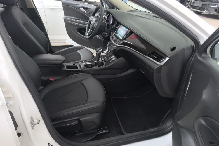 Used Buick Verano 2018 Sedan 20T Dual-Clutch Leading Model Interior 4