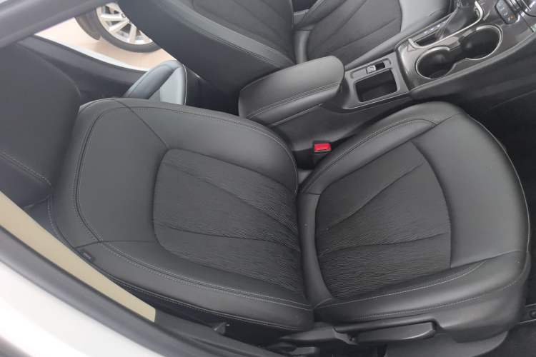 Used Buick Verano 2018 Sedan 20T Dual-Clutch Leading Model Interior 5