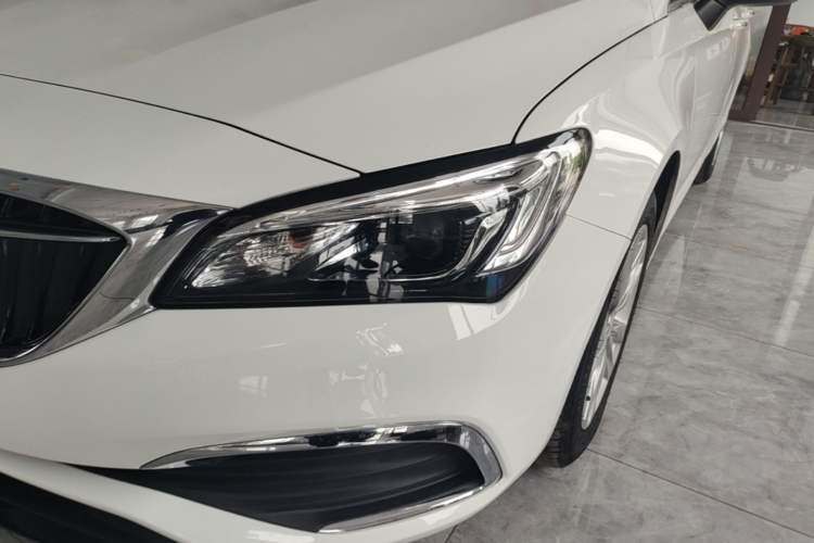 Used Buick Verano 2018 Sedan 20T Dual-Clutch Luxury Model Left Front Headlight