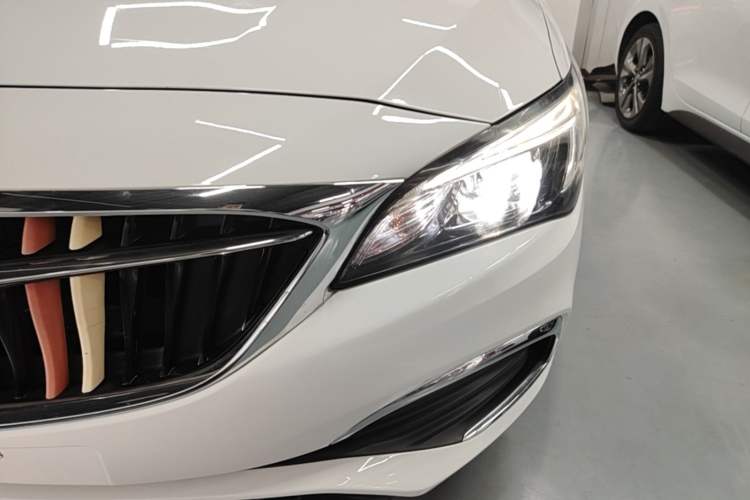 Used Buick Verano 2018 Sedan 20T Dual-Clutch Leading Model Left Front Headlight