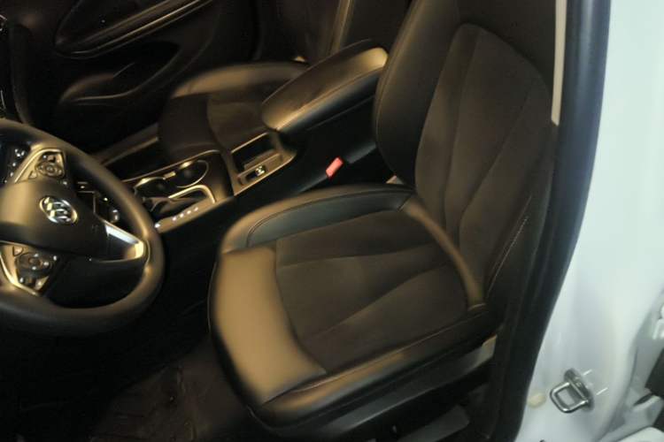Used Buick Verano 2018 Sedan 20T Dual-Clutch Luxury Model Left Front Seat