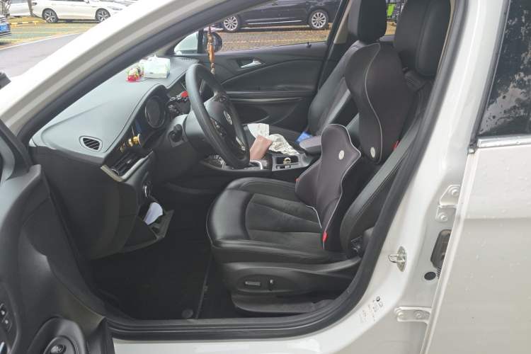 Used Buick Verano 2018 Sedan 20T Dual-Clutch Elite Model Left Front Seat