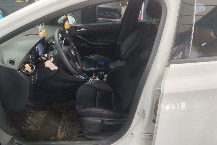 Used Buick Verano 2018 Hatchback GS 20T Dual-Clutch Progressive Model Left Front Seat