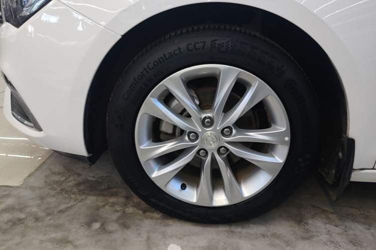 Used Buick Verano 2018 Sedan 20T Dual-Clutch Elite Model Left Front Wheel Hub