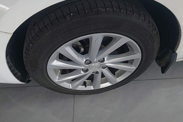 Used Buick Verano 2018 Sedan 15S Automatic Leading Model Left Front Wheel Hub