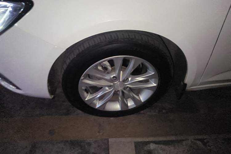 Used Buick Verano 2018 Sedan 20T Dual-Clutch Luxury Model Left Front Wheel Hub