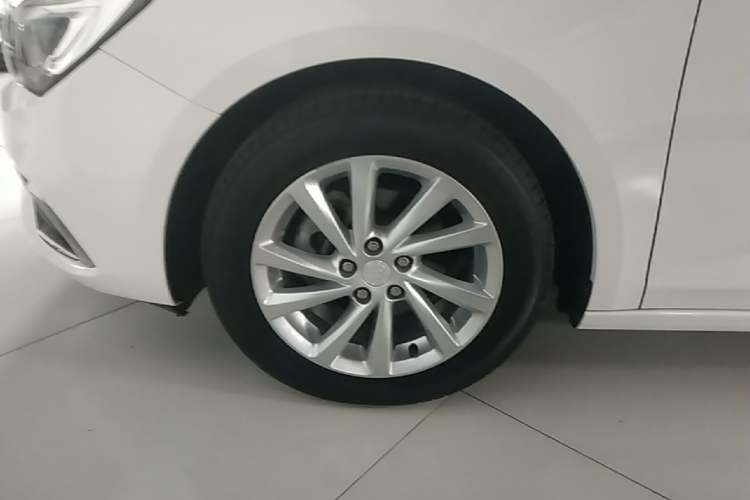 Used Buick Verano 2018 Sedan 15S Automatic Entry Model Left Front Wheel Hub