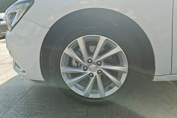 Used Buick Verano 2018 Sedan 15S Automatic Leading Model Left Front Wheel Hub
