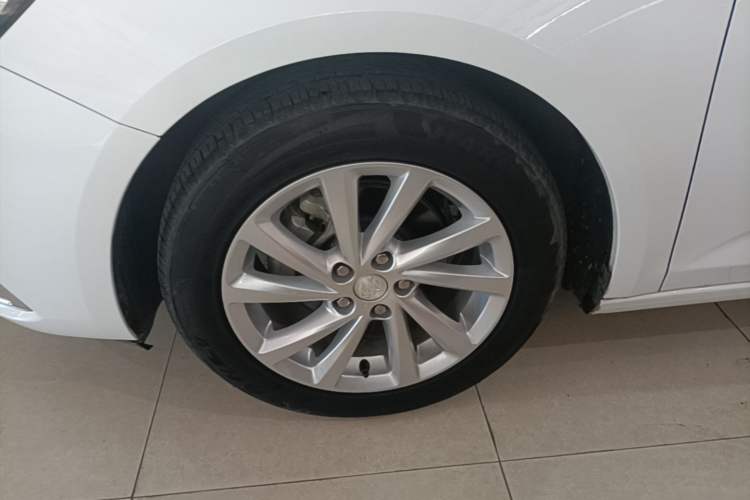 Used Buick Verano 2018 Sedan 15S Automatic Leading Model Left Front Wheel Hub