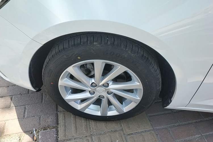 Used Buick Verano 2018 Sedan 15S Automatic Leading Model Left Front Wheel Hub