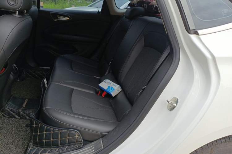 Used Buick Verano 2018 Sedan 20T Dual-Clutch Leading Model Left Rear Seat