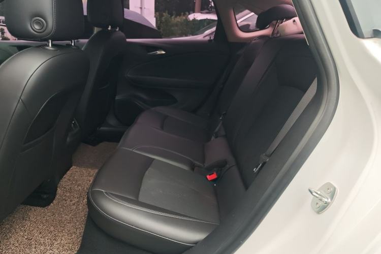 Used Buick Verano 2018 Sedan 20T Dual-Clutch Leading Model Left Rear Seat