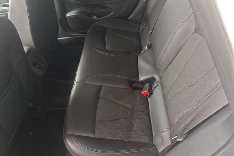 Used Buick Verano 2018 Sedan 20T Dual-Clutch Leading Model Left Rear Seat