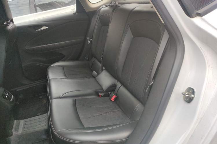 Used Buick Verano 2018 Sedan 20T Dual-Clutch Leading Model Left Rear Seat