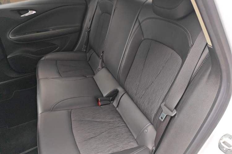 Used Buick Verano 2018 Sedan 20T Dual-Clutch Leading Model Left Rear Seat