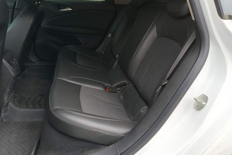 Used Buick Verano 2018 Sedan 20T Dual-Clutch Leading Model Left Rear Seat