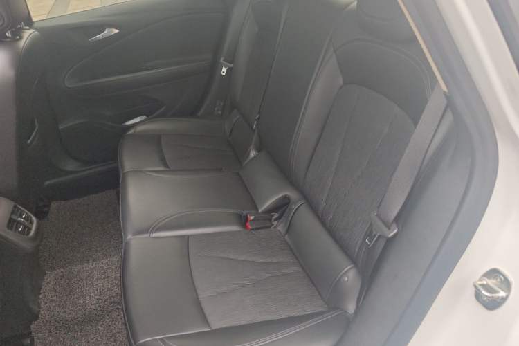 Used Buick Verano 2018 Sedan 20T Dual-Clutch Leading Model Left Rear Seat