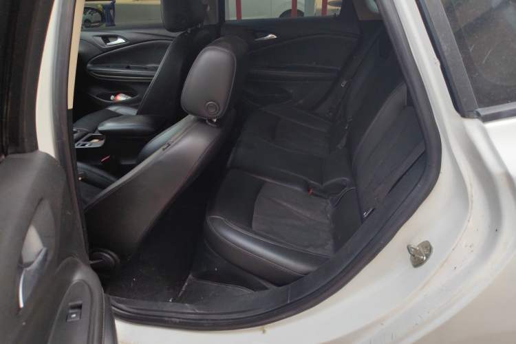 Used Buick Verano 2018 Sedan 20T Dual-Clutch Leading Model Left Rear Seat
