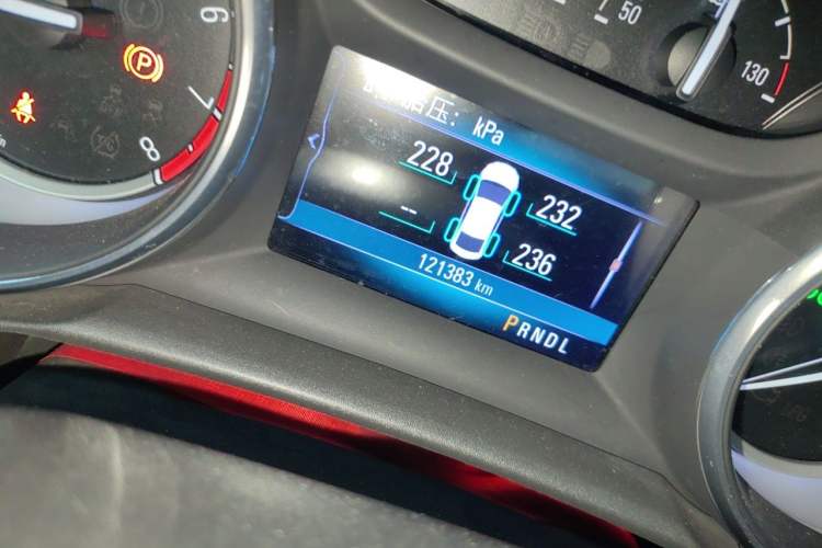 Used Buick Verano 2018 Sedan 20T Dual-Clutch Leading Model Odometer Close Up