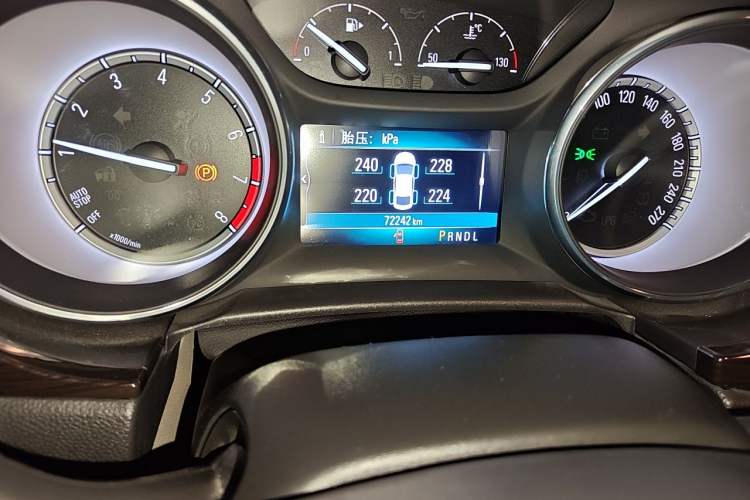 Used Buick Verano 2018 Sedan 15S Automatic Leading Model Odometer Close Up