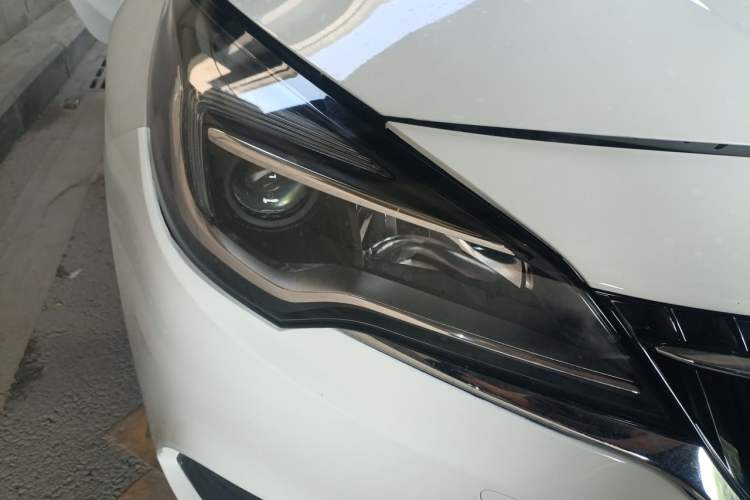 Used Buick Verano 2018 Hatchback 15S Automatic Leading Model Right Front Headlight