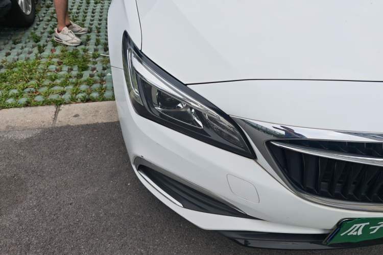 Used Buick Verano 2018 Sedan 20T Dual-Clutch Leading Model Right Front Headlight