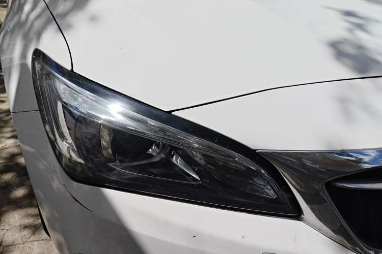 Used Buick Verano 2018 Sedan 20T Dual-Clutch Leading Model Right Front Headlight