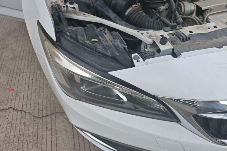 Used Buick Verano 2018 Sedan 20T Dual-Clutch Leading Model Right Front Headlight