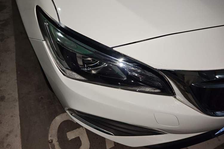 Used Buick Verano 2018 Sedan 15S Automatic Leading Model Right Front Headlight