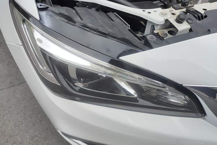 Used Buick Verano 2018 Sedan 15S Automatic Leading Model Right Front Headlight