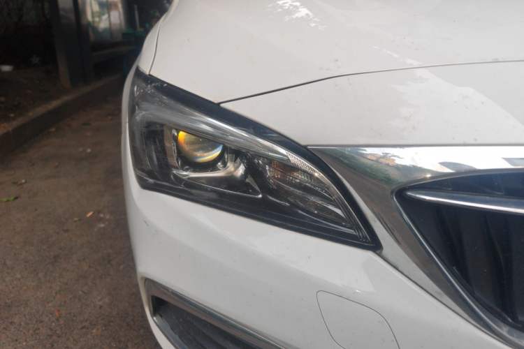 Used Buick Verano 2018 Sedan 20T Dual-Clutch Leading Model Right Front Headlight