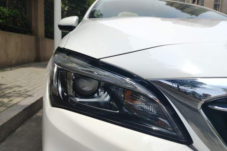 Used Buick Verano 2018 Sedan 15S Automatic Leading Model Right Front Headlight