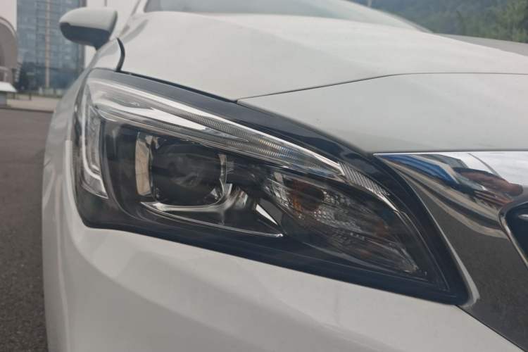Used Buick Verano 2018 Sedan 20T Dual-Clutch Leading Model Right Front Headlight