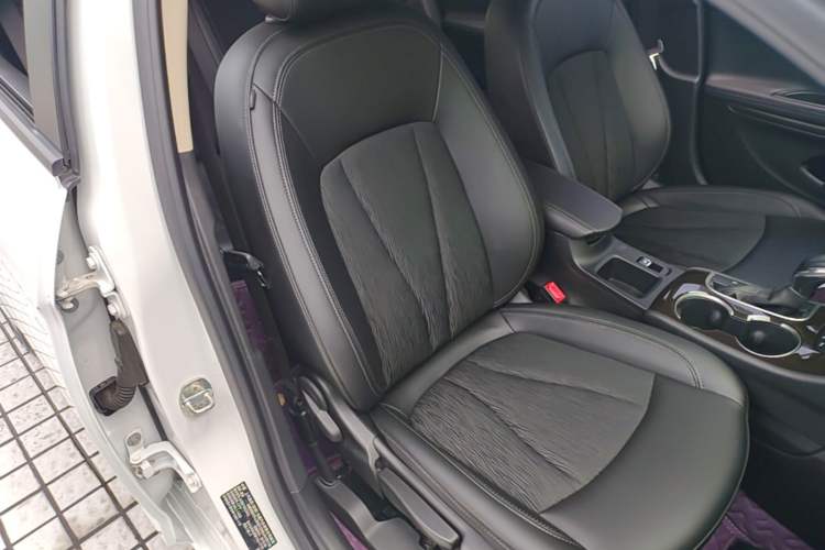 Used Buick Verano 2018 Sedan 20T Dual-Clutch Leading Model Right Front Seat