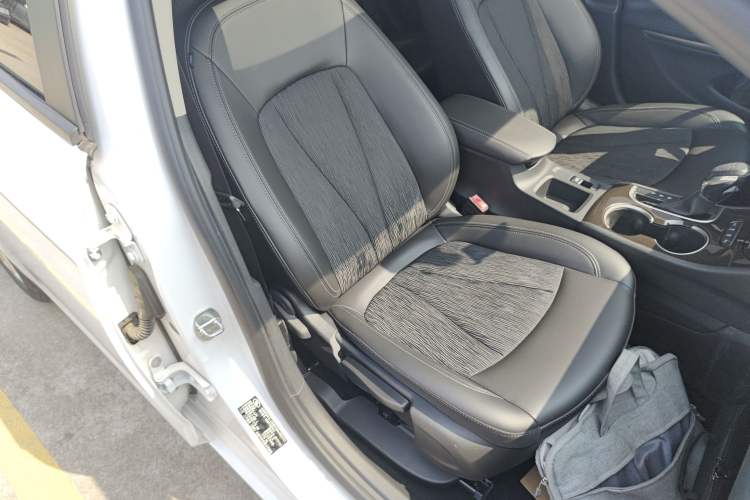 Used Buick Verano 2018 Sedan 20T Dual-Clutch Leading Model Right Front Seat
