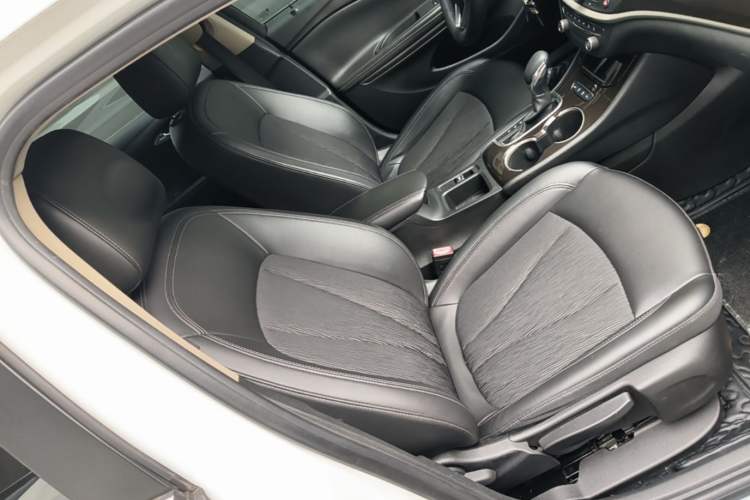 Used Buick Verano 2018 Sedan 20T Dual-Clutch Leading Model Right Front Seat