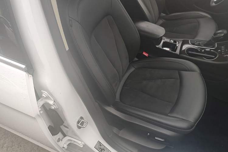 Used Buick Verano 2018 Sedan 20T Dual-Clutch Elite Model Right Front Seat